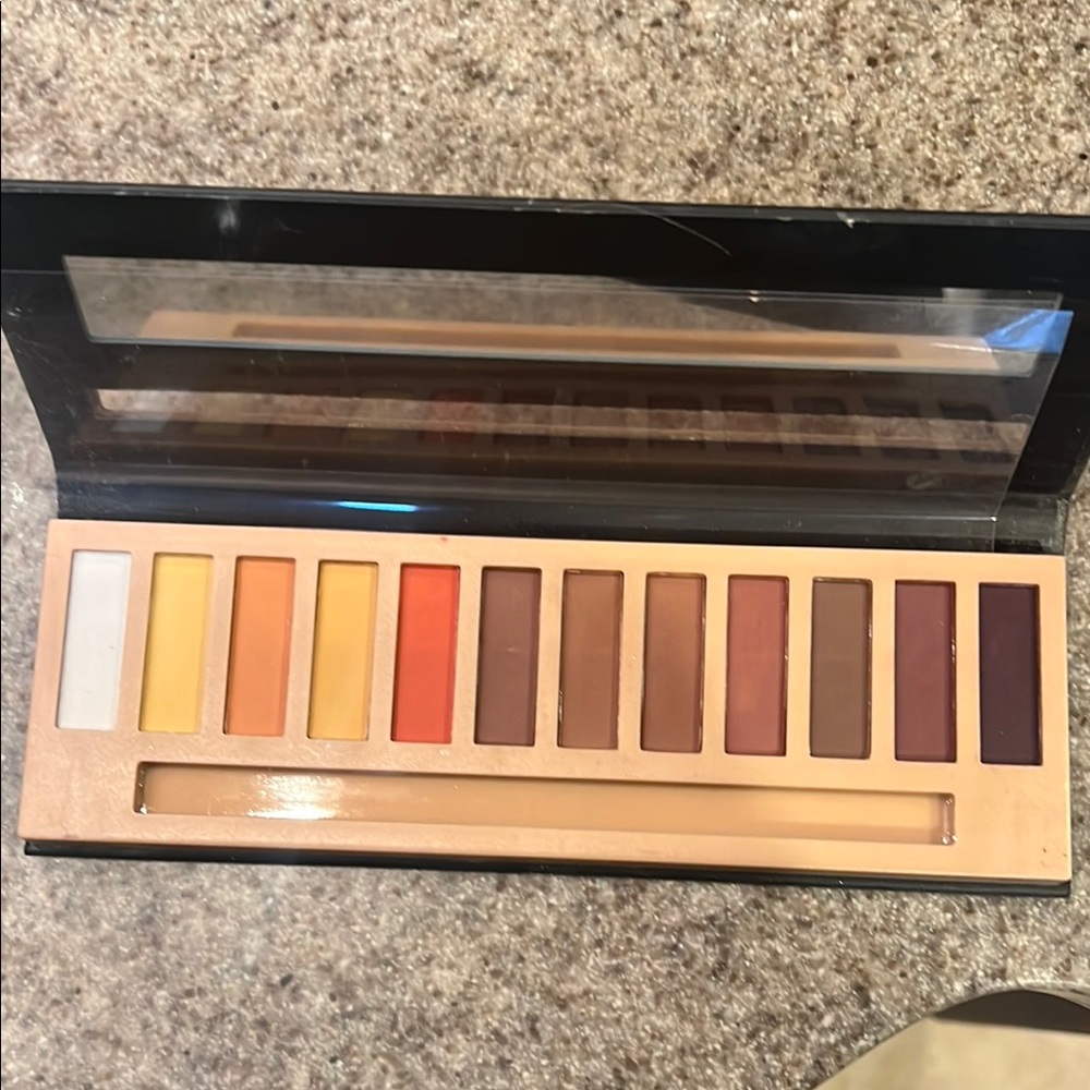 Nakeds White and Yellow Eyeshadow Palette 12 Shades